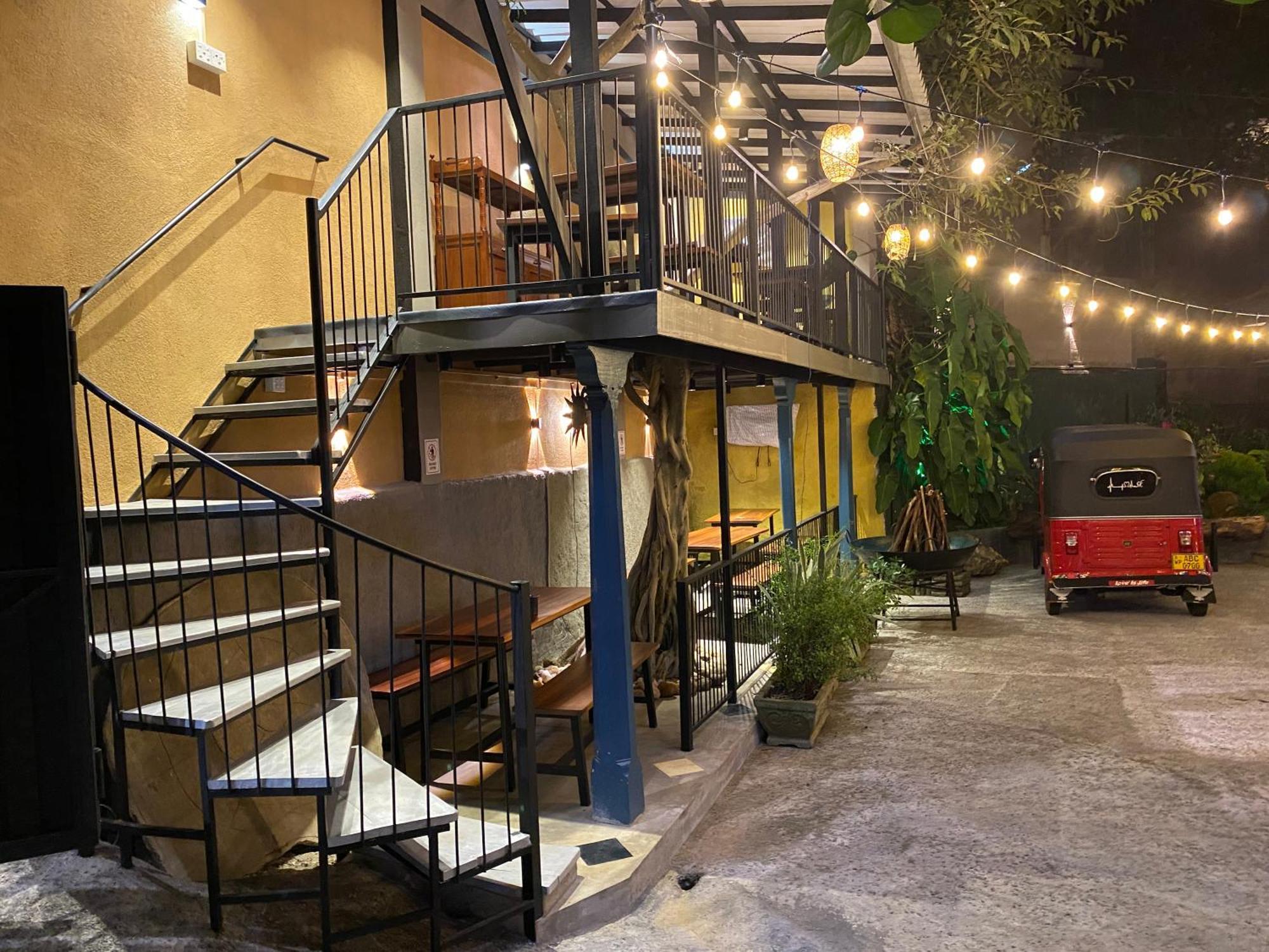 Settle Inn Tourist Lodge Канди Екстериор снимка